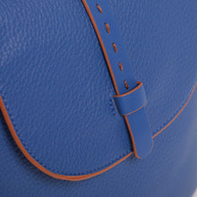 Carica l&#39;immagine nel visualizzatore di Gallery, Borsa a secchiello con dettaglio cinturino - Bluette | Mimì-Muà Firenze
