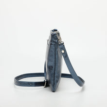 Carica l&#39;immagine nel visualizzatore di Gallery, Borsa a busta effetto laminato - Blu | Mimì-Muà Firenze

