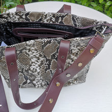 Carica l&#39;immagine nel visualizzatore di Gallery, Mimì Muà | Maxi bag effetto pitone | Mimì-Muà | Taupe | Borsa
